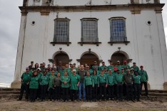 Prefeitura de Catas Altas entrega uniforme para servidores da secretaria de Serviços Urbanos, Obras e Viação